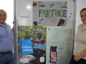Feuchts Bürgermeister Jörg Kotzur gemeinsam mit der ehemaligen Mittelschullehrerin Kerstin Ortner bei der Fairtrade-Ausstellung an der Mittelschule Feucht.