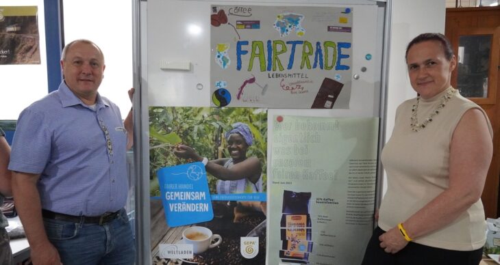 Feuchts Bürgermeister Jörg Kotzur gemeinsam mit der ehemaligen Mittelschullehrerin Kerstin Ortner bei der Fairtrade-Ausstellung an der Mittelschule Feucht.
