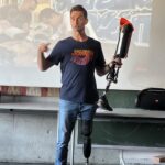 Parasurfer Éric Dargent hatte mehrere seiner Prothesen mitgebracht. Den Eckentaler Schülern demonstrierte er deren Funktionsweise.