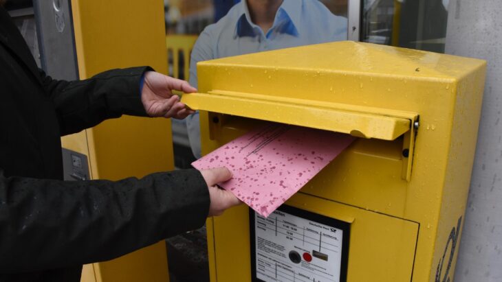 Briefwählerinnen und Briefwähler können sich zurücklehnen.