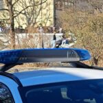 Zahlreiche Schüler hielten sich rund um das Gebäude auf, während dieses abgesucht wurde.