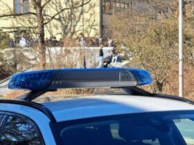 Zahlreiche Schüler hielten sich rund um das Gebäude auf, während dieses abgesucht wurde.