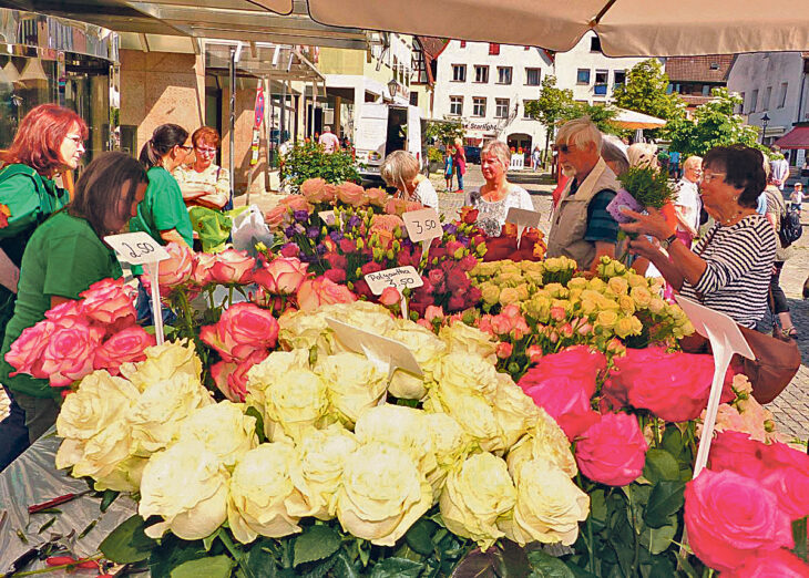 Rosen auf einer Verkaufsfläche; mehrere Menschen