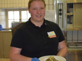 Die Auszubildende Maria Färber sorgte für die kulinarische Versorgung der Gäste des Welthauswirtschaftstages mit Gemüsegulasch und Quinoa.