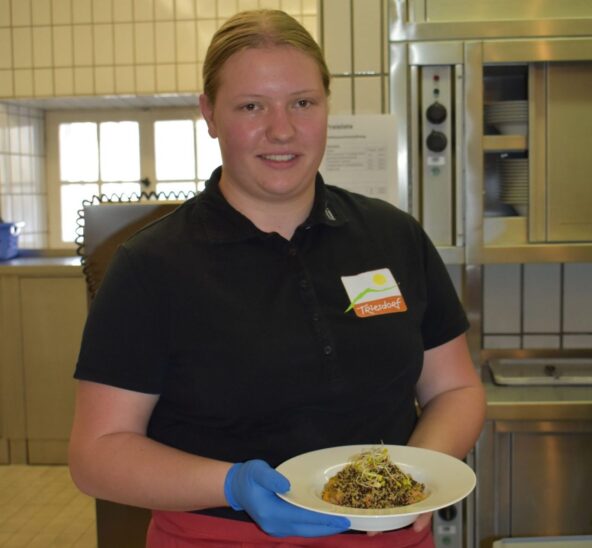 Die Auszubildende Maria Färber sorgte für die kulinarische Versorgung der Gäste des Welthauswirtschaftstages mit Gemüsegulasch und Quinoa.