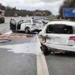 Nach dem Unfall waren Feuerwehren und Autobahnmeisterei ebenso gefragt wie der Rettungsdienst. Ein 63-Jähriger hatte mit seinem Seat (in der Bildmitte) einen Volvo touchiert, der daraufhin gegen einen Audi (rechts) prallte.