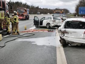 Nach dem Unfall waren Feuerwehren und Autobahnmeisterei ebenso gefragt wie der Rettungsdienst. Ein 63-Jähriger hatte mit seinem Seat (in der Bildmitte) einen Volvo touchiert, der daraufhin gegen einen Audi (rechts) prallte.