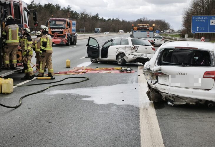 Nach dem Unfall waren Feuerwehren und Autobahnmeisterei ebenso gefragt wie der Rettungsdienst. Ein 63-Jähriger hatte mit seinem Seat (in der Bildmitte) einen Volvo touchiert, der daraufhin gegen einen Audi (rechts) prallte.