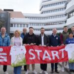 Die Landkreislauf-Sponsoren präsentieren mit Landrat Armin Kroder (3. v. li.) das neue Lauf-Shirt für alle Teilnehmer.