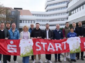 Die Landkreislauf-Sponsoren präsentieren mit Landrat Armin Kroder (3. v. li.) das neue Lauf-Shirt für alle Teilnehmer.