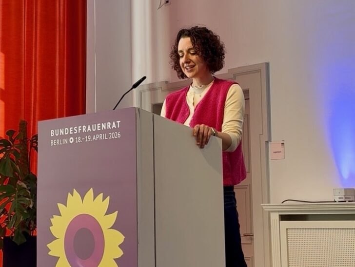 Dr. Bianca Pircher bei ihrer Rede beim Bundesfrauenrat der Grünen in Berlin. Die Kommunalpolitikerin setzt sich auch für ein eigenes Frauenhaus im Landkreis ein.