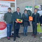 Sie freuen sich über den neuen Defibrillator (von links): Tobias Buchholz, Projektkoordinator von „Nürnberger Land SCHOCKT“, Reiner Dintenfelder von der Sparkasse Nürnberg, Gisela Hörner, Spenderin des Gerätes, Landrat Armin Kroder und Sven Simmeth von der Hersbrucker Geschäftsstelle der Sparkasse Nürnberg.