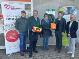 Sie freuen sich über den neuen Defibrillator (von links): Tobias Buchholz, Projektkoordinator von „Nürnberger Land SCHOCKT“, Reiner Dintenfelder von der Sparkasse Nürnberg, Gisela Hörner, Spenderin des Gerätes, Landrat Armin Kroder und Sven Simmeth von der Hersbrucker Geschäftsstelle der Sparkasse Nürnberg.