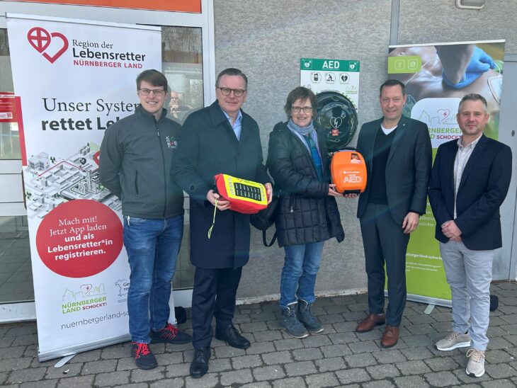 Sie freuen sich über den neuen Defibrillator (von links): Tobias Buchholz, Projektkoordinator von „Nürnberger Land SCHOCKT“, Reiner Dintenfelder von der Sparkasse Nürnberg, Gisela Hörner, Spenderin des Gerätes, Landrat Armin Kroder und Sven Simmeth von der Hersbrucker Geschäftsstelle der Sparkasse Nürnberg.