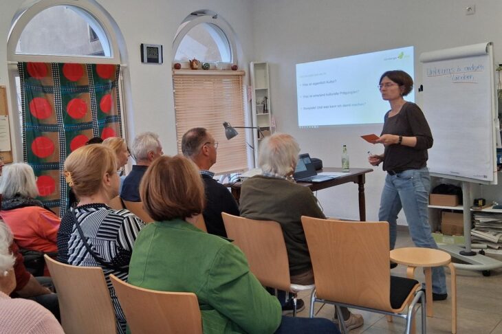 Die Referentin des Seminars ist Carina Fiebich-Dinkel.