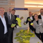 Museumsleiterin Dr. Christiane Müller mit Politikern, darunter Landrat Armin Kroder (4. v.l.) und Laufs Bürgermeister Thomas Lang (2.v.l.), während der Veranstaltung.