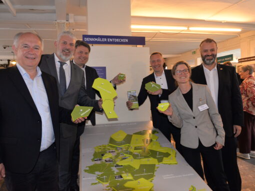 Museumsleiterin Dr. Christiane Müller mit Politikern, darunter Landrat Armin Kroder (4. v.l.) und Laufs Bürgermeister Thomas Lang (2.v.l.), während der Veranstaltung.