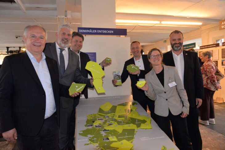 Museumsleiterin Dr. Christiane Müller mit Politikern, darunter Landrat Armin Kroder (4. v.l.) und Laufs Bürgermeister Thomas Lang (2.v.l.), während der Veranstaltung.