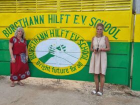 Glücklich über das Voranschreiten ihres Projekts: Ute Pöperny (links) und Gudrun Hartmann von Burgthann hilft.