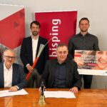 Das Bild zeigt die Vertragsunterzeichnung zum Breitbandausbau mit Martin Dorn (Leitung Infrastruktur bisping & bisping) Johannes Bisping (Geschäftsführung) Bastian Schmiofski (Breitbandberatung IK-T) Bernd Bogner (Bürgermeister Happurg) Andreas Kremer (Gemeinde Happurg) und Susi Bisping (Gebietsentwicklung)(von links).
