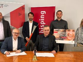 Das Bild zeigt die Vertragsunterzeichnung zum Breitbandausbau mit Martin Dorn (Leitung Infrastruktur bisping & bisping) Johannes Bisping (Geschäftsführung) Bastian Schmiofski (Breitbandberatung IK-T) Bernd Bogner (Bürgermeister Happurg) Andreas Kremer (Gemeinde Happurg) und Susi Bisping (Gebietsentwicklung)(von links).