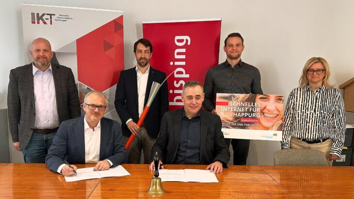 Das Bild zeigt die Vertragsunterzeichnung zum Breitbandausbau mit Martin Dorn (Leitung Infrastruktur bisping & bisping) Johannes Bisping (Geschäftsführung) Bastian Schmiofski (Breitbandberatung IK-T) Bernd Bogner (Bürgermeister Happurg) Andreas Kremer (Gemeinde Happurg) und Susi Bisping (Gebietsentwicklung)(von links).