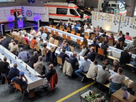 Die Fahrzeughalle des BRK war mit über 100 Gästen gut besucht.