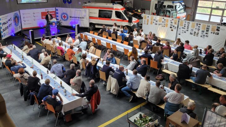 Die Fahrzeughalle des BRK war mit über 100 Gästen gut besucht.