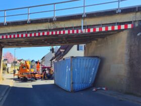 Im Eckentaler Ortsteil Forth ist ein Container-Gespann an der Bahnunterführung hängengeblieben.