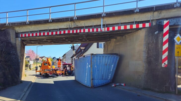 Im Eckentaler Ortsteil Forth ist ein Container-Gespann an der Bahnunterführung hängengeblieben.