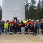 Vor einem der Windräder: Die Teilnehmer der Besichtigung aus Schupf und Happurg informierten sich über Technik und Sicherheit der Windanlagen.