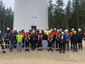 Vor einem der Windräder: Die Teilnehmer der Besichtigung aus Schupf und Happurg informierten sich über Technik und Sicherheit der Windanlagen.