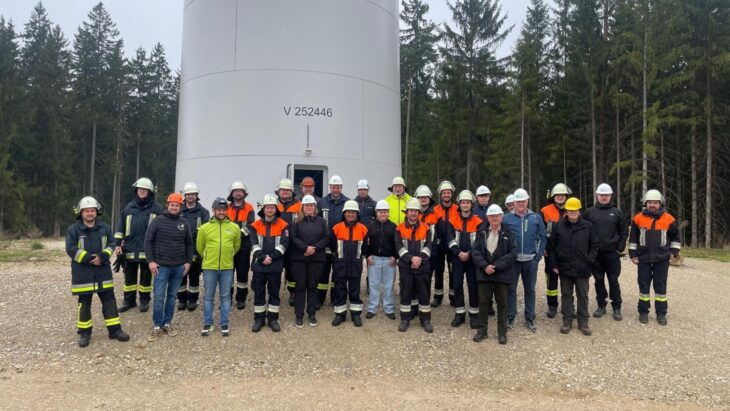 Vor einem der Windräder: Die Teilnehmer der Besichtigung aus Schupf und Happurg informierten sich über Technik und Sicherheit der Windanlagen.