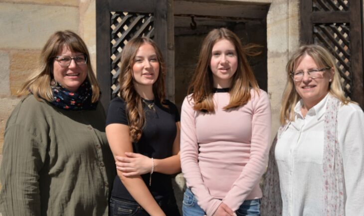Zuzanna und Romy (2. und 3. von links) teilen sich das Amt der Kunigunde. Die Festleiterinnen Irene Mierzwa (rechts) und Julia Bitter (links) freuen sich schon aufs Kunigundenfest, das vom 3. bis 7. Juli stattfindet.