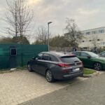 Leider ein gewohntes Bild bei der TV-Turnhalle: Drei der sechs Stellflächen vor den dortigen E-Ladesäulen sind von Verbrennerfahrzeugen blockiert.