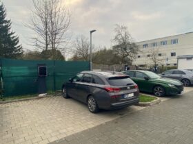 Leider ein gewohntes Bild bei der TV-Turnhalle: Drei der sechs Stellflächen vor den dortigen E-Ladesäulen sind von Verbrennerfahrzeugen blockiert.