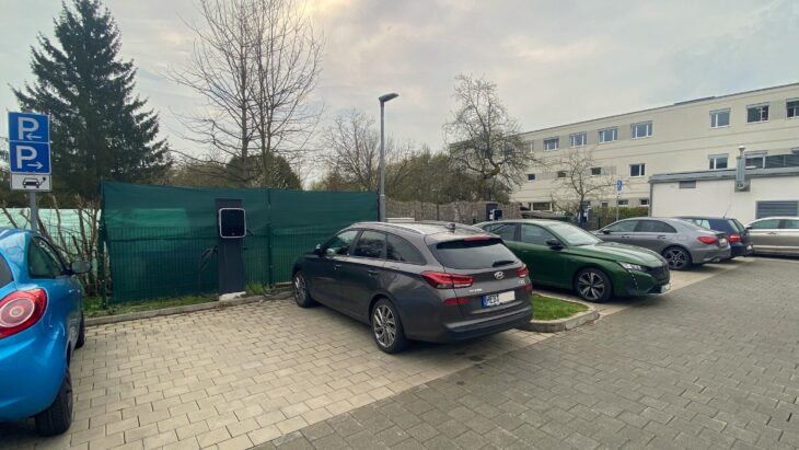Leider ein gewohntes Bild bei der TV-Turnhalle: Drei der sechs Stellflächen vor den dortigen E-Ladesäulen sind von Verbrennerfahrzeugen blockiert.