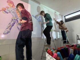 Die Teilnehmer des Leistungsfachs Kunst bemalten die Wände und wurden bei der Umgestaltung von weiteren Helfern unterstützt.