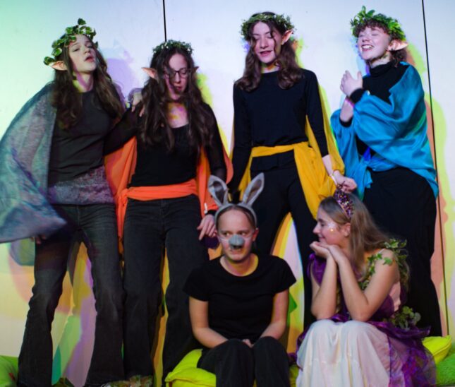 Mittel- und Oberstufenschüler des Geschwister-Scholl-Gymnasiums brachten Shakespeares „Sommernachtstraum“ auf die Bühne.