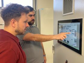 Hendrik Nijhuis (links) und Andreas Mark von der Hewa vor dem Steuermodul des Wärmenetzes Raiffeisenstraße Süd. In einem Pilotprojekt versuchen sie gemeinsam mit der Nürnberger Firma Diehl Metering die Energiewende vor Ort durch KI effizienter und damit wirtschaftlicher zu machen.