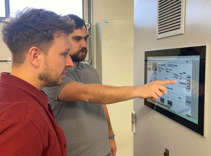 Hendrik Nijhuis (links) und Andreas Mark von der Hewa vor dem Steuermodul des Wärmenetzes Raiffeisenstraße Süd. In einem Pilotprojekt versuchen sie gemeinsam mit der Nürnberger Firma Diehl Metering die Energiewende vor Ort durch KI effizienter und damit wirtschaftlicher zu machen.