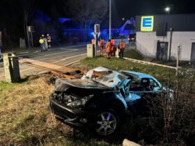 Ein 61-Jähriger hat am Bahnübergang in der Schnaittacher Festungsstraße einen Waggon eines Gleisbauzugs gerammt.