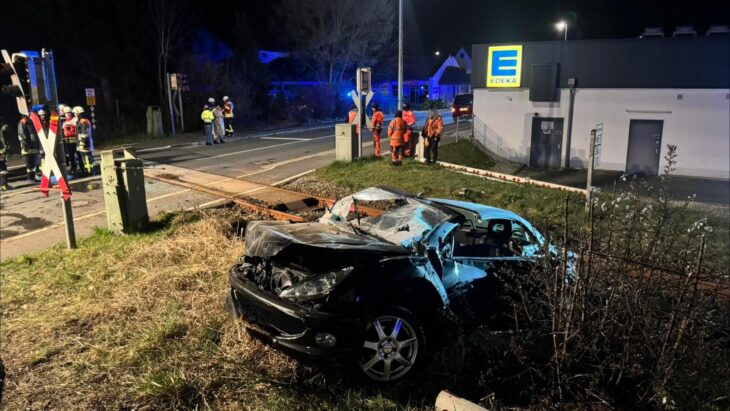 Ein 61-Jähriger hat am Bahnübergang in der Schnaittacher Festungsstraße einen Waggon eines Gleisbauzugs gerammt.