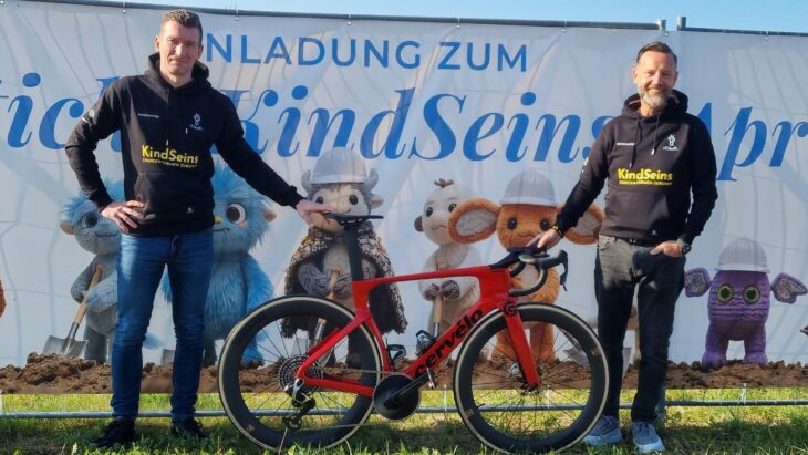 Der Nürnberger Para-Radsportler, Weltmeister und Paralympics-Medaillengewinner Matthias Schindler (links) mit ASB-Geschäftsführer Tino Städtler.