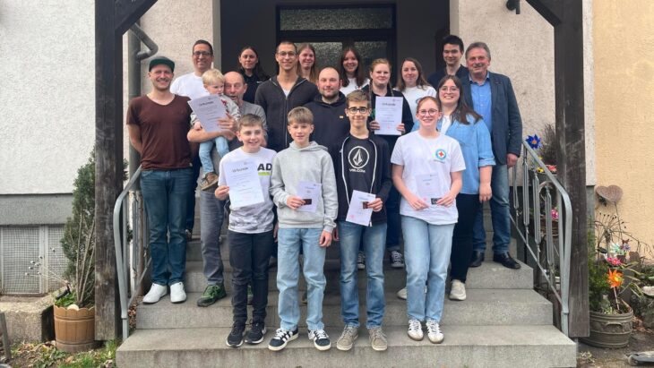 Bei der Jahresversammlung der Wasserwacht Hirschbach wurde ein neuer Vorsitzender gewählt und Mitglieder geehrt, auch Bürgermeister Hermann Mertel war vor Ort.