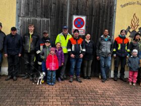 Unser Bild zeigt die Helferinnen und Helfer, die in Steinensittenbach Müll sammelten.