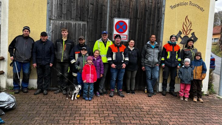 Unser Bild zeigt die Helferinnen und Helfer, die in Steinensittenbach Müll sammelten.