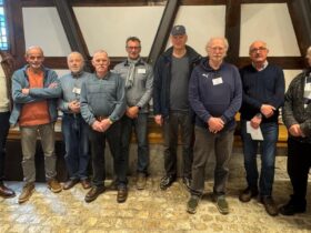 Zehn Jahre „Nachhaltigkeit pur“: Zweiter Bürgermeister Peter Uschalt (links) mit den Aktiven des Reparatur-Cafés Hersbruck und ihrem Leiter Jochen Liebel (2. v. rechts).