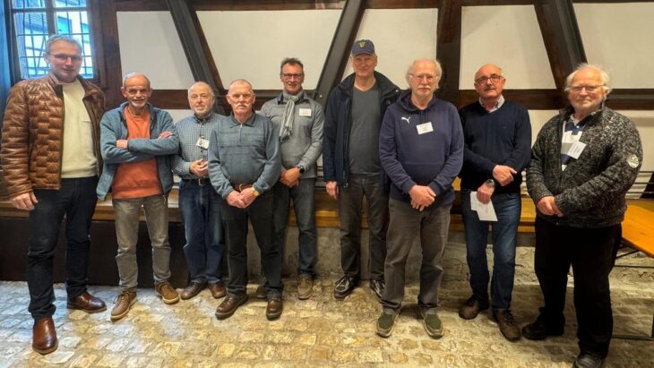 Zehn Jahre „Nachhaltigkeit pur“: Zweiter Bürgermeister Peter Uschalt (links) mit den Aktiven des Reparatur-Cafés Hersbruck und ihrem Leiter Jochen Liebel (2. v. rechts).