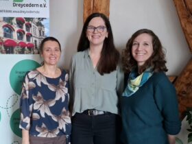 Velislava Marinova-Schmidt, Katharina Kieser und Hanna Klaußner (von links) beraten im Eckentaler Rathaus. Sie sind Gerontologinnen und Fachberaterinnen der Fachstelle für pflegende Angehörige und Menschen mit Demenz des Vereins Dreycedern.